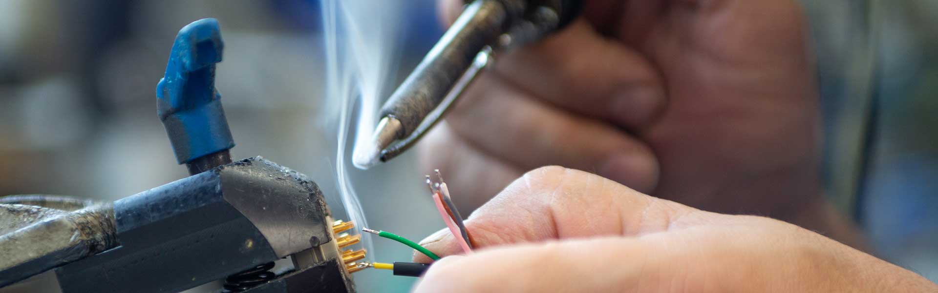 Bahadir Mitarbeiter beim Löten Elektromechanische Arbeiten